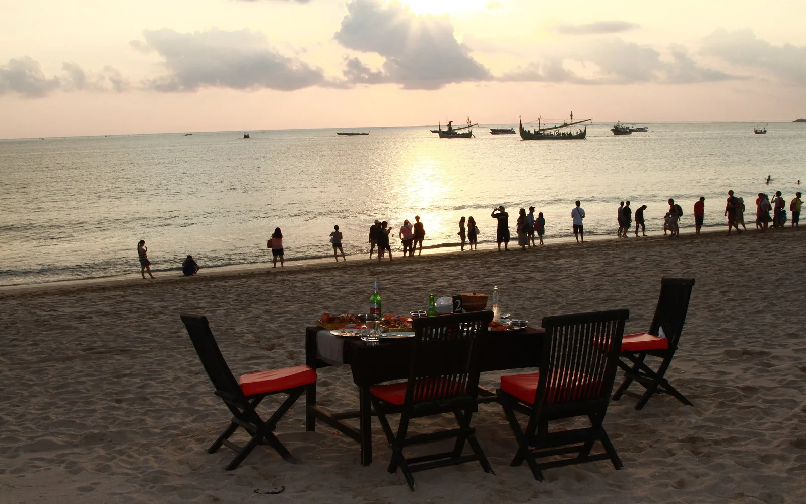 Tables sur le sable au coucher du soleil, Jimbaran