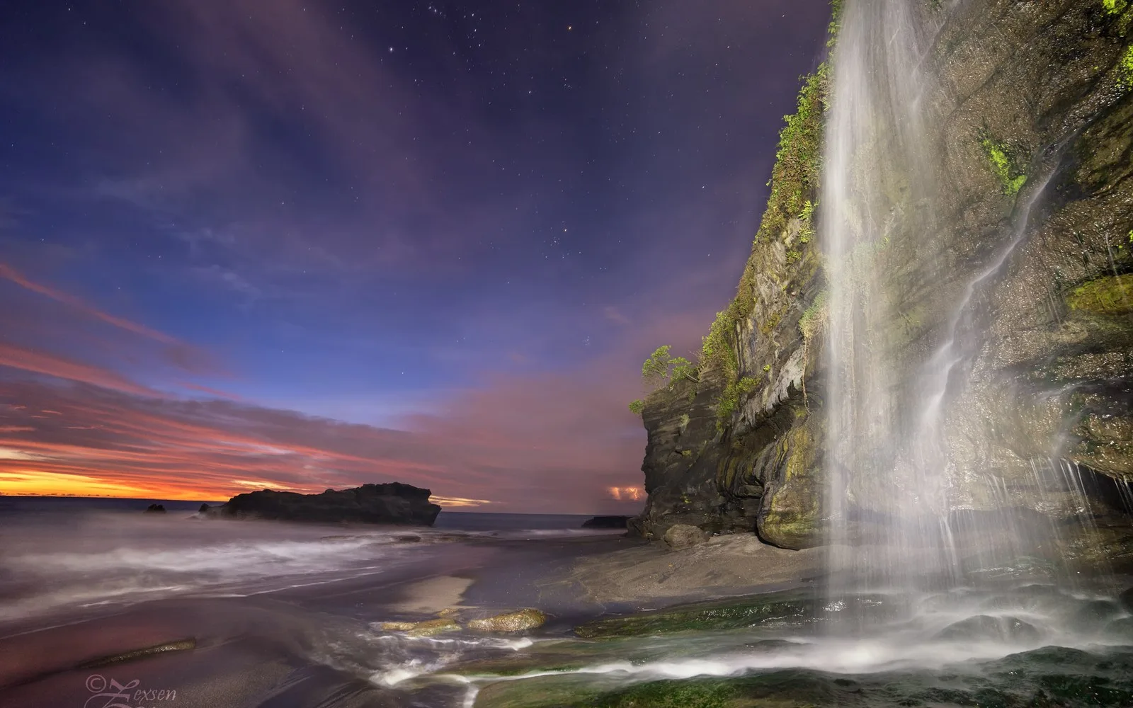 Une cascade se jette dans la mer, côte ouest