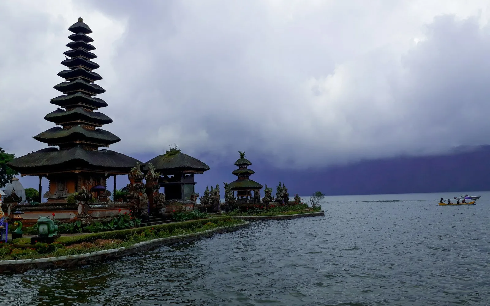 Le temple d'Ulun Danu, sur le lac Bratan
